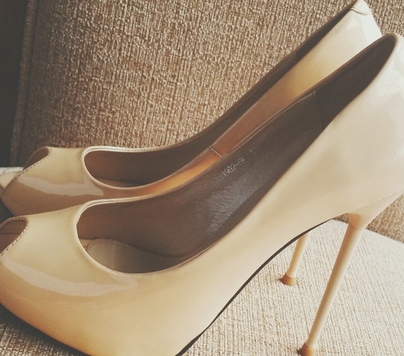 Cream open-toe patent leather stilettos - Picture 2 of 8